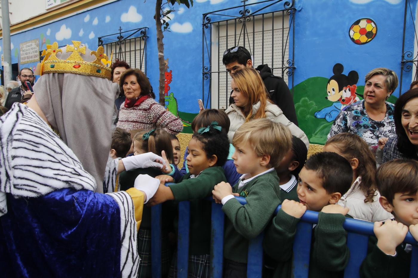 Los Reyes visitan a los niños de Virgen del Carmen