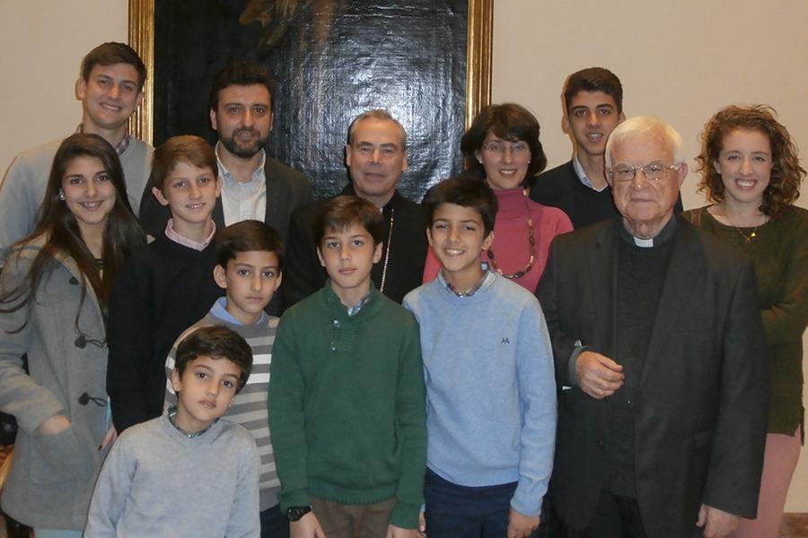 Una familia misionera visita al obispo de Málaga