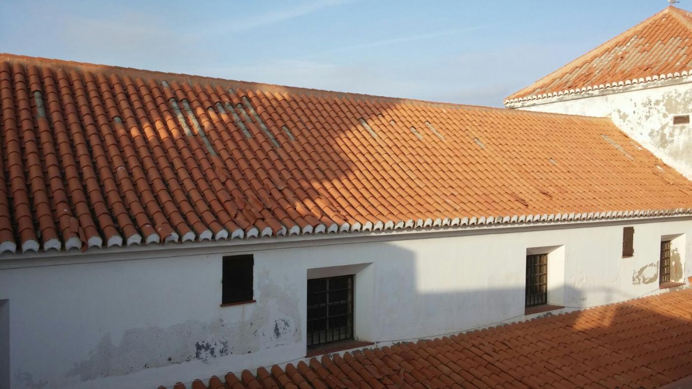 Tejas desprendidas de la parroquia de la Purísima