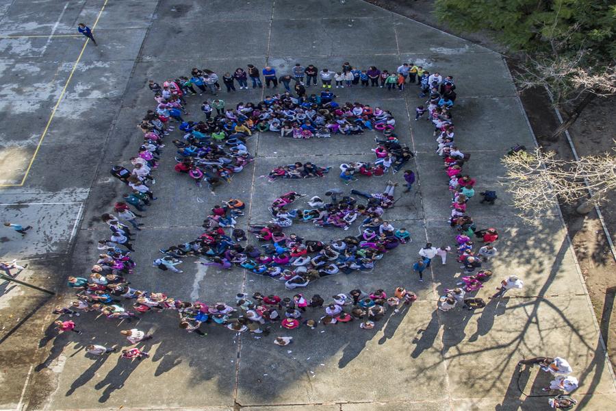 Los participantes formaron la silueta de Don Bosco