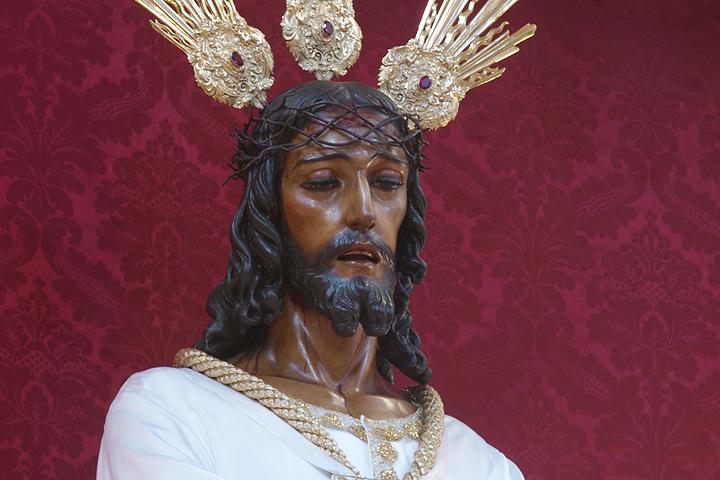 Una nevera y un cuadro del Cautivo