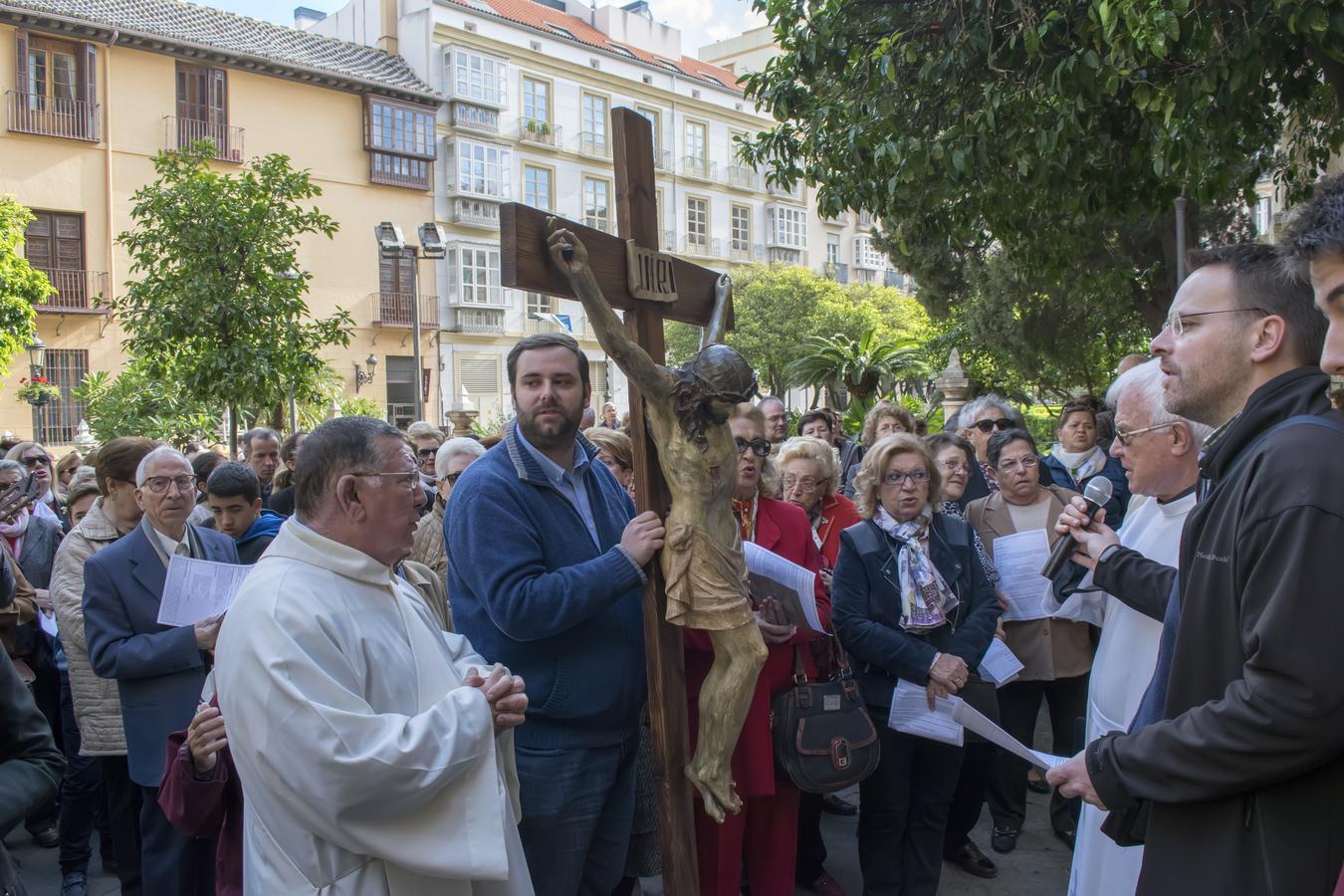 Oración en la puerta de la Catedral. FOTO: A. SERRANO