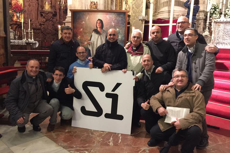 Los sacerdotes de Ronda junto al Icono de la Inmaculada Joven