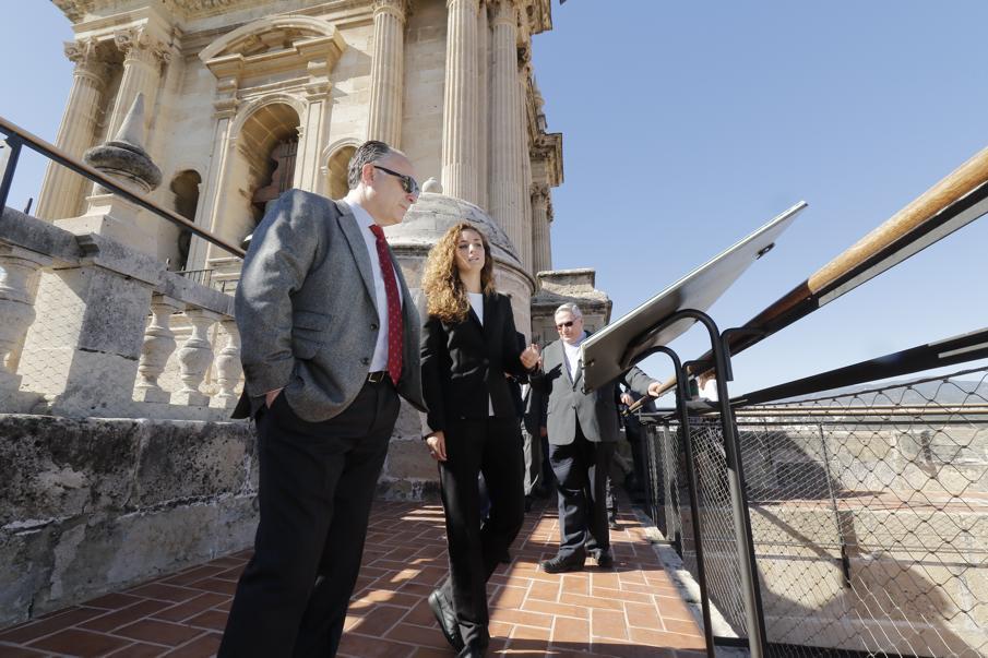 Juan Ignacio Zafra, director territorial de CaixaBank en Andalucía Oriental y Murcia, contempla uno de los paneles