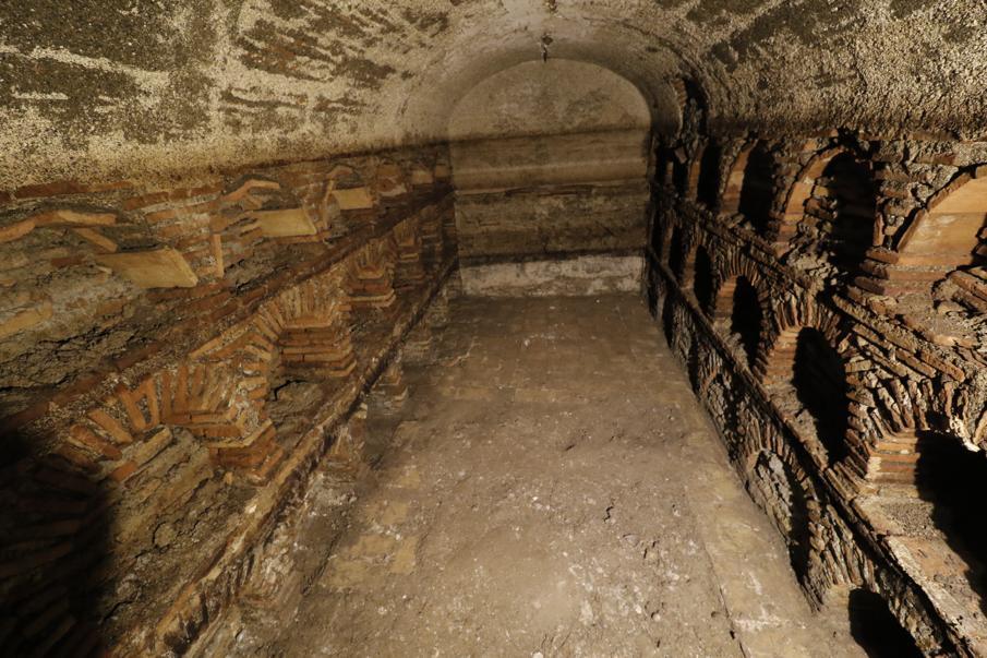 Una de las criptas descubiertas tras levantar el suelo de Santiago