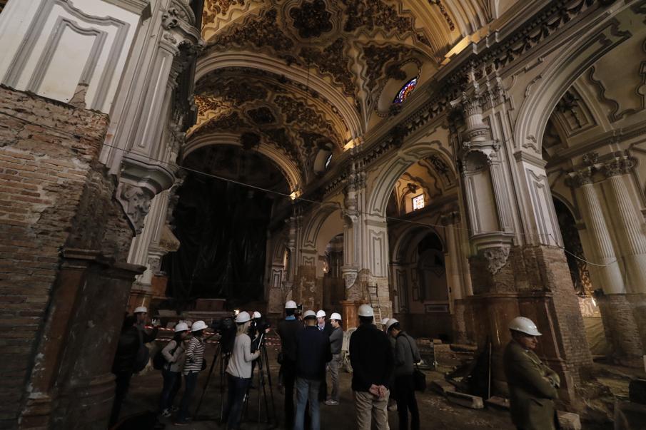 Medios durante la visita a Santiago Apóstol