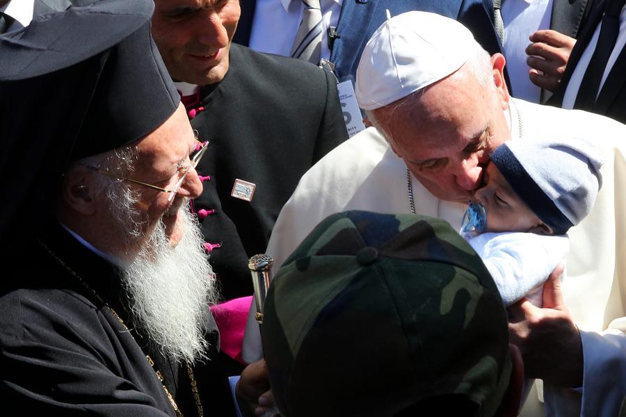 Francisco en Lesbos: «Quiero decirles que no están solos»