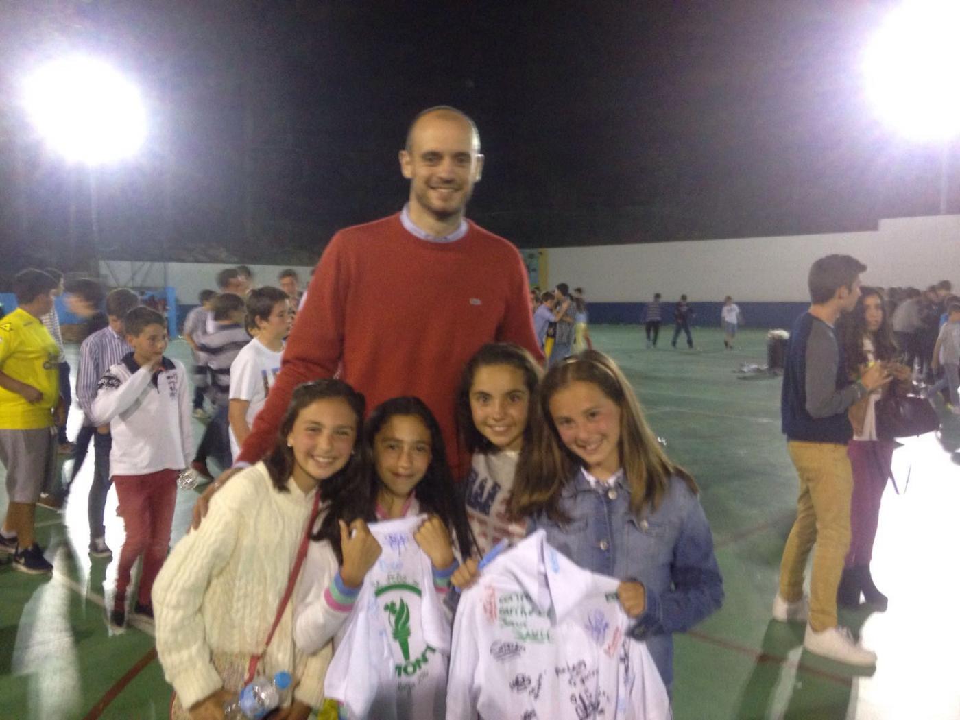 El jugador de baloncesto Carlos Jiménez, en la competición del colegio Sagrada Familia El Monte