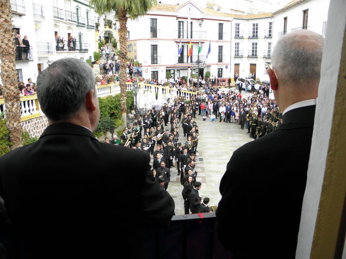 Momento de la visita del Obispo a Almogía
