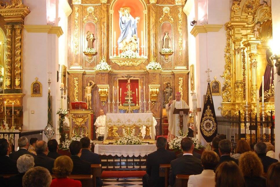 Momento de la visita del Obispo a Almogía