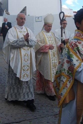 Momento de la visita del Obispo a Almogía