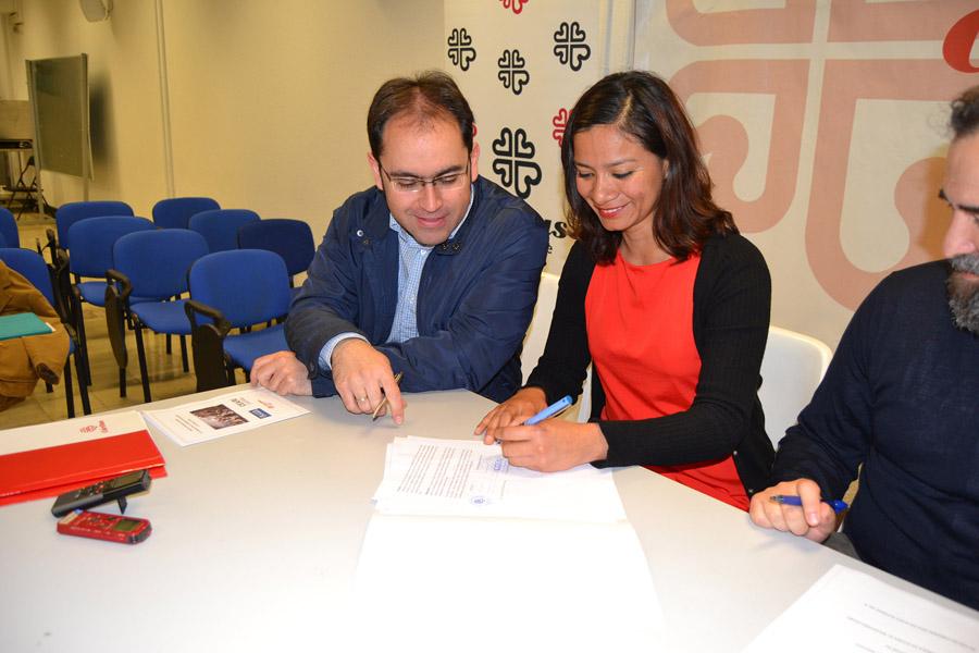 Firma del acuerdo para acoger refugiados con CEAR y Cáritas Diocesana, por parte de ACCEM