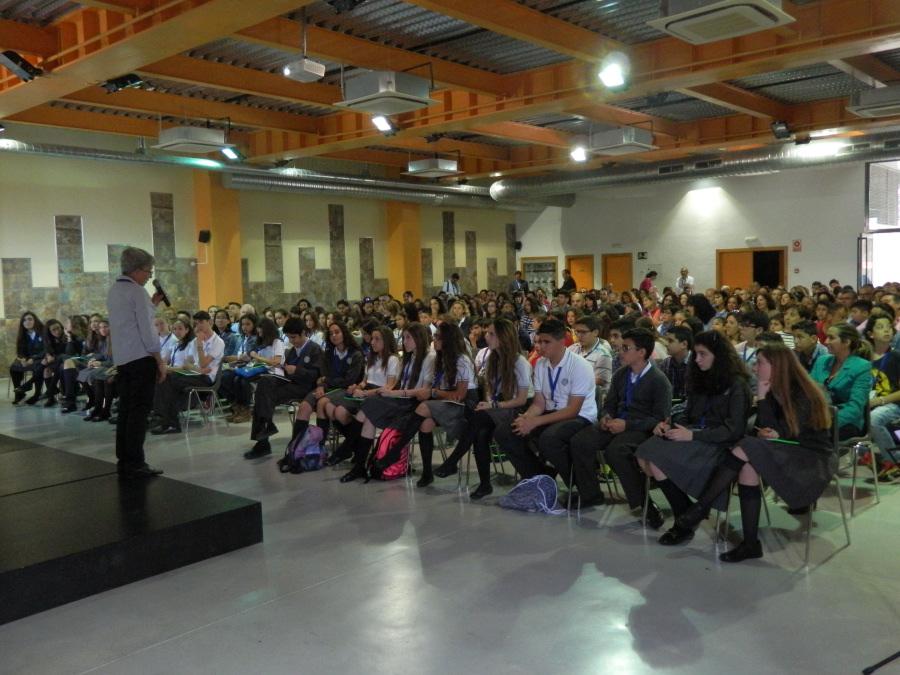 Carmen Velasco, delegada de Enseñanza, dando la bienvenida a los participantes