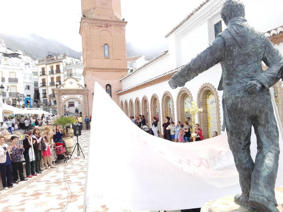 Misión en la plaza de Cómpeta. FOTO: A. MORENO