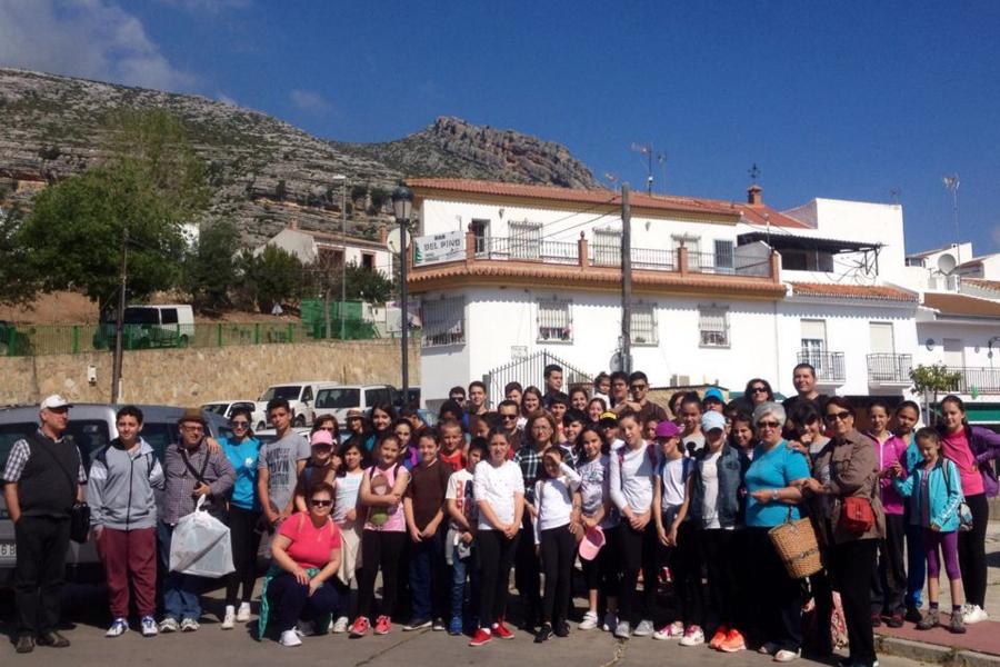 Niños y jóvenes del arciprestazgo de Álora peregrinan a la Ermita de la Sierra, Valle de Abdalajís