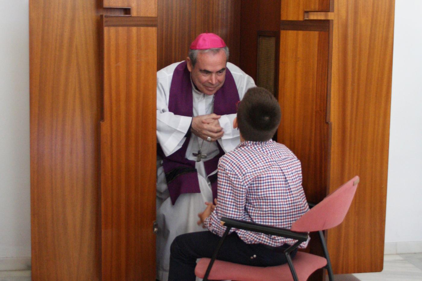 El Sr. Obispo, D. Jesús Catalá, confiesa a un niño de la parroquia de Santa Inés, en Málaga