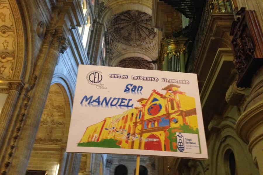 La Familia Vicenciana atraviesa la Puerta Santa de la Catedral