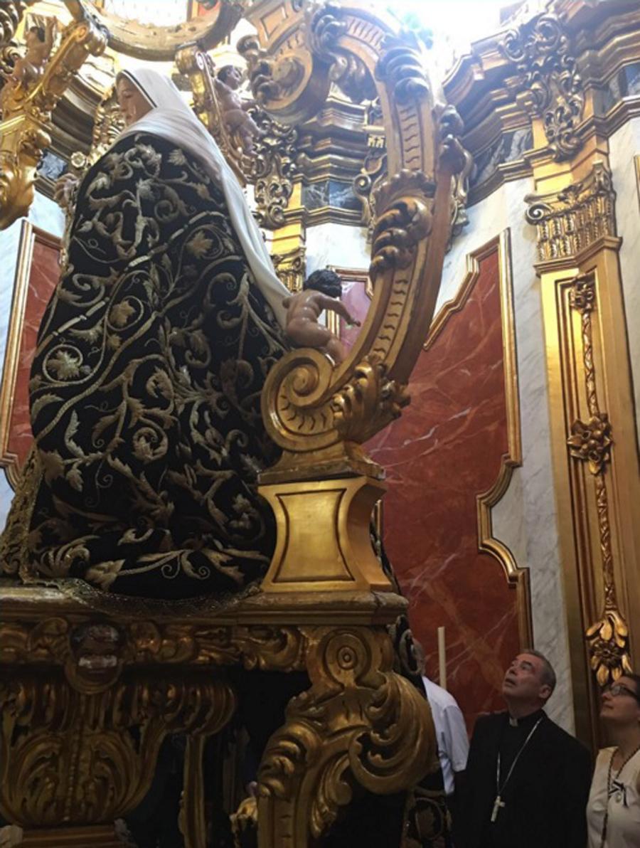 El Sr. Obispo visita a la Virgen de Mena en su capilla