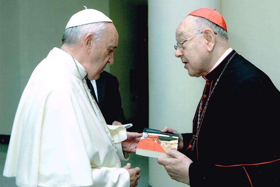 El cardenal Sebastián entrega sus memorias al Papa Francisco, en mayo de 2016