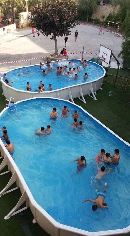 Participantes en la convivencia de verano del Seminario Menor en la piscina
