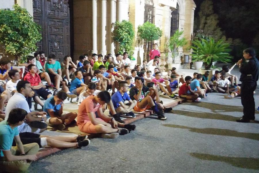 El rector del Menor, Antonio Eloy Madueño, se dirige a los chavales