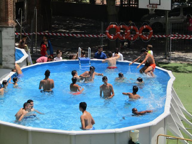 Participantes en la convivencia de verano del Seminario Menor en la piscina