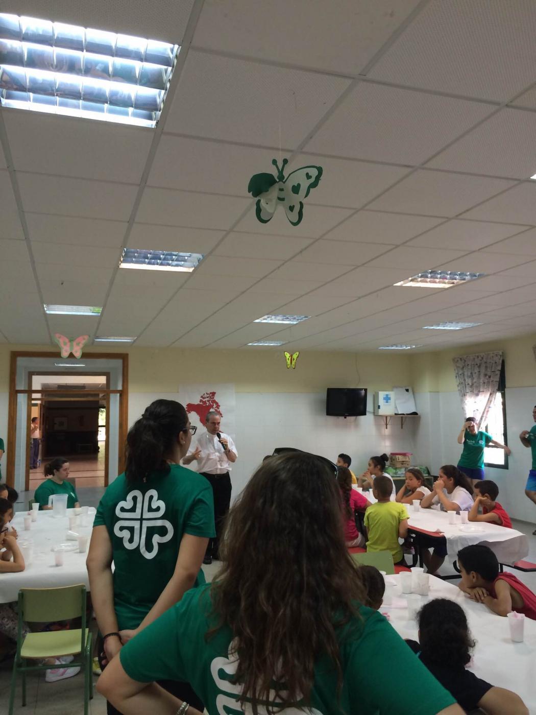 Visita del Sr. Obispo a las colonias urbanas de Cáritas Interparroquial de Melilla en San Agustín