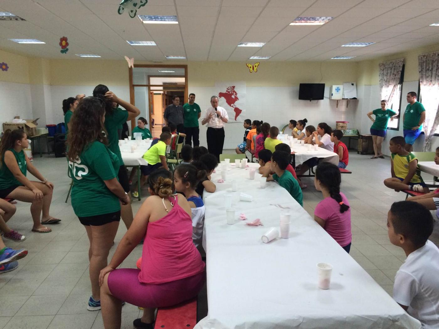 Visita del Sr. Obispo a las colonias urbanas de Cáritas Interparroquial de Melilla en San Agustín