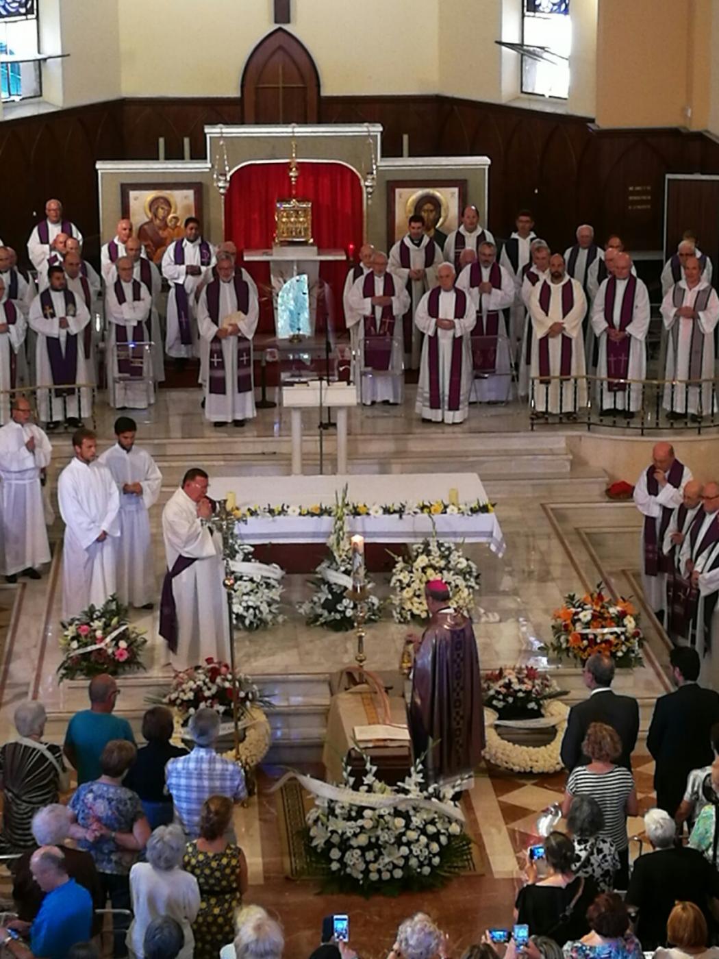 Momento de la Eucaristía córpore insepulto presidida por el Sr. Obispo. FOTO: J. I. TORRES