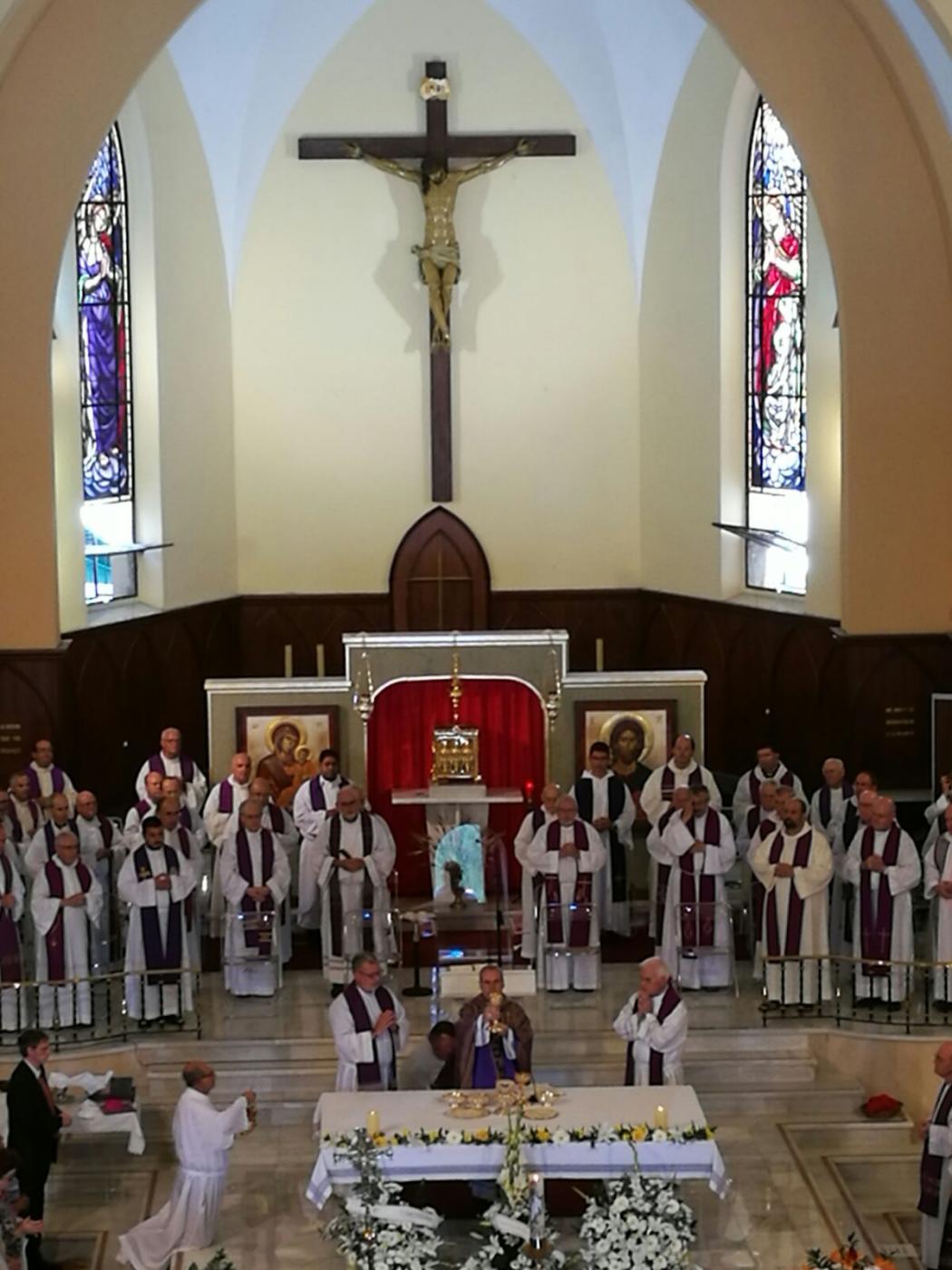 Momento de la Eucaristía córpore insepulto presidida por el Sr. Obispo. FOTO: J. I. TORRES