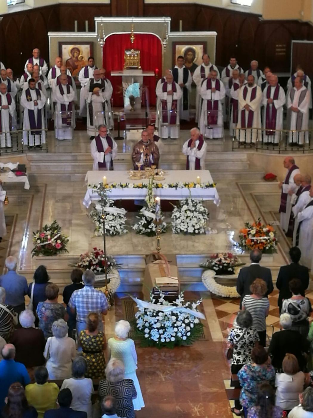Momento de la Eucaristía córpore insepulto presidida por el Sr. Obispo. FOTO: J. I. TORRES