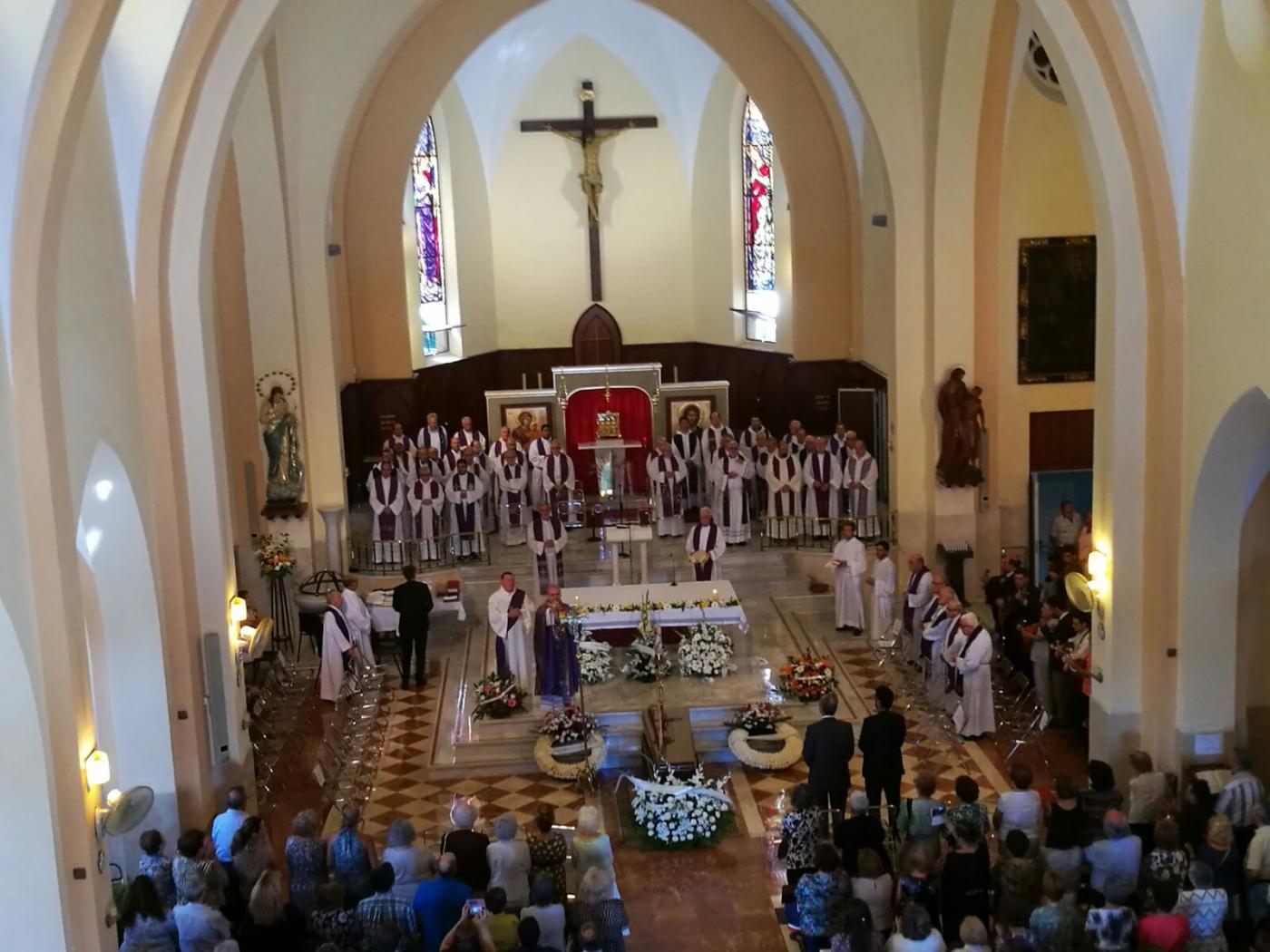 Momento de la Eucaristía córpore insepulto presidida por el Sr. Obispo. FOTO: J. I. TORRES