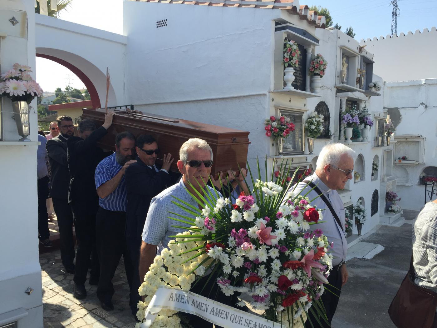 Llegada del féretro al cementerio de Rincón de la Victoria. FOTO: M. A. GALLARDO