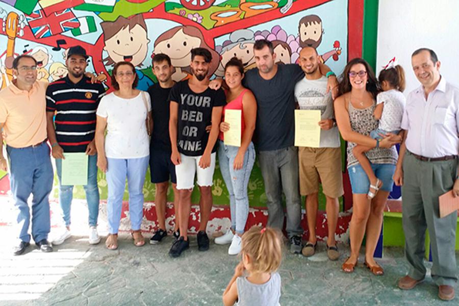 Seis vecinos de Asperones se gradúan gracias a Cáritas