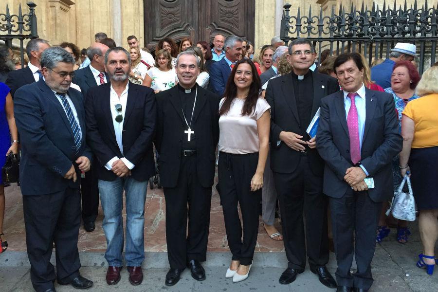 D. Jesús Catalá junto a miembros de la Fundación Victoria