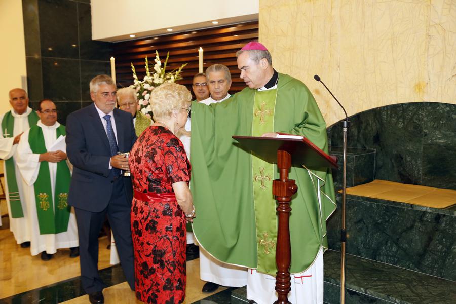 Isabel Miguel, tras recibir la medalla en su parroquia