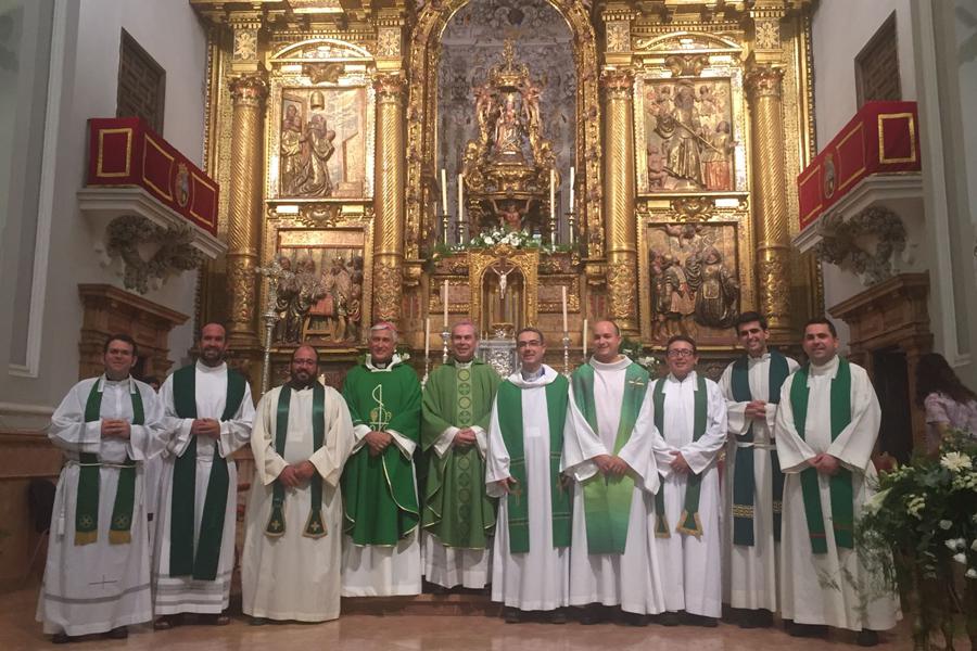 Obispos y sacerdotes participantes en el I Encuentro de Delegaciones de Juventud del Sur de España, tras la Eucaristía en la Basílica de la Victoria