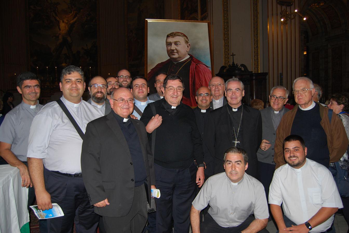 Algunos de los sacerdotes de Málaga, junto al Obispo, D. Jesús Catalá