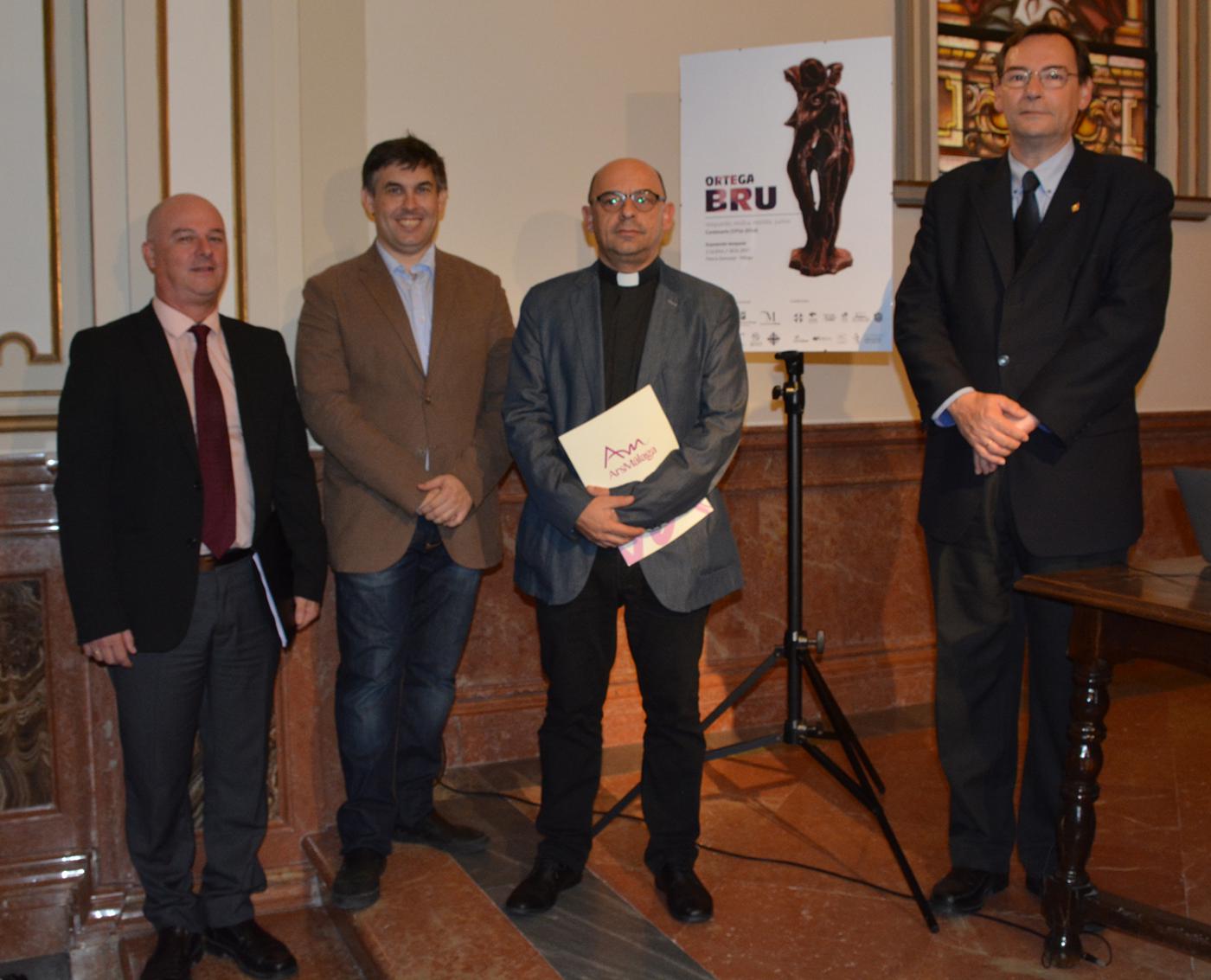 De izda. a dcha. Francisco Cañadas, de la Fundación Unicaja; Javier González, comisario de la exposición sobre Ortega Bru; Miguel Ángel Gamero, director de ArsMálaga y Antonio M. Sánchez, hermano mayor de la Archicofradía de Pasión