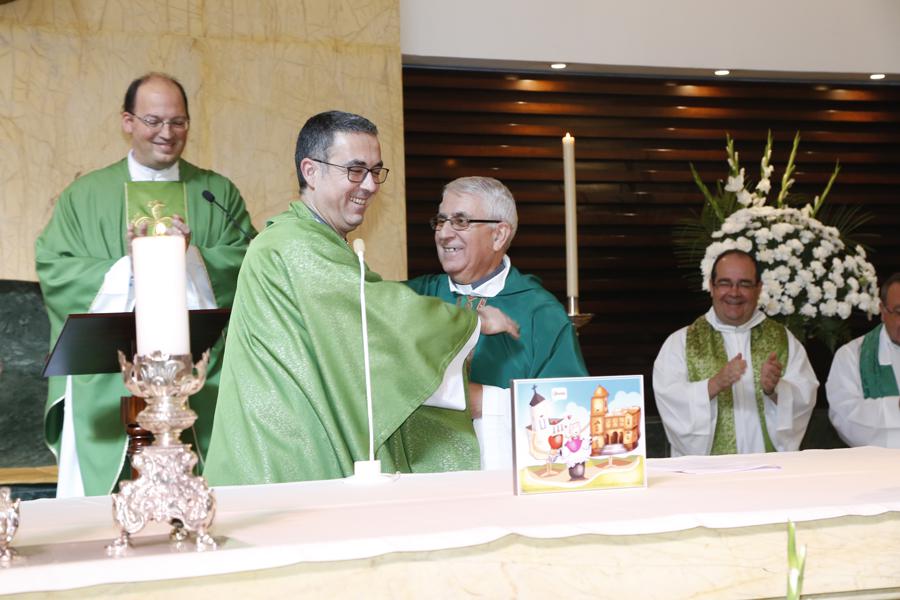 Salvador Gil firma su nombramiento como párroco de la Amargura