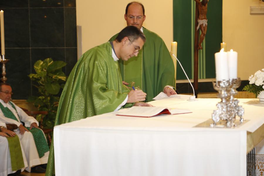 El sacerdote Salvador Gil firma el nombramiento como párroco de Santa María de la Amargura