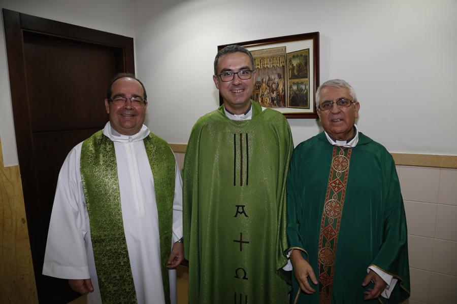 Salvador Gil, en el centro, juntos a los anteriores párrocos: Felipe Reina y Antonio Aguilera