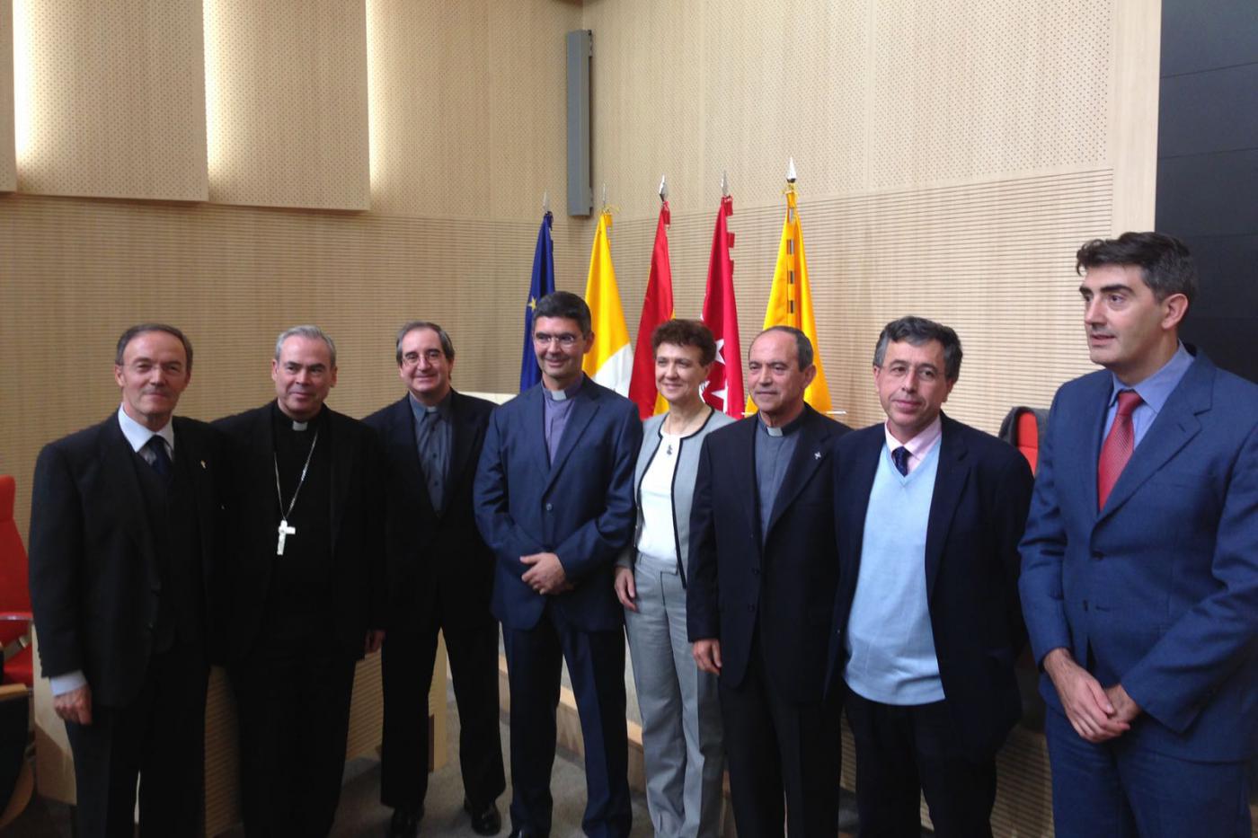 El sacerdote José Emilio Cabra ha defendido su tesis doctoral