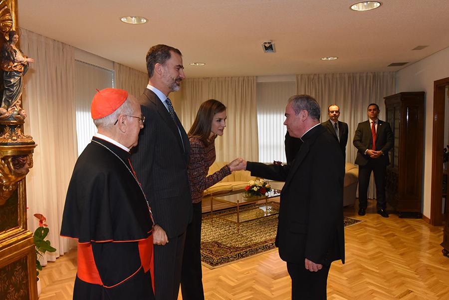 El obispo de Málaga, Jesus Catalá, saluda a Su Majestad la Reina, Dª Leticia