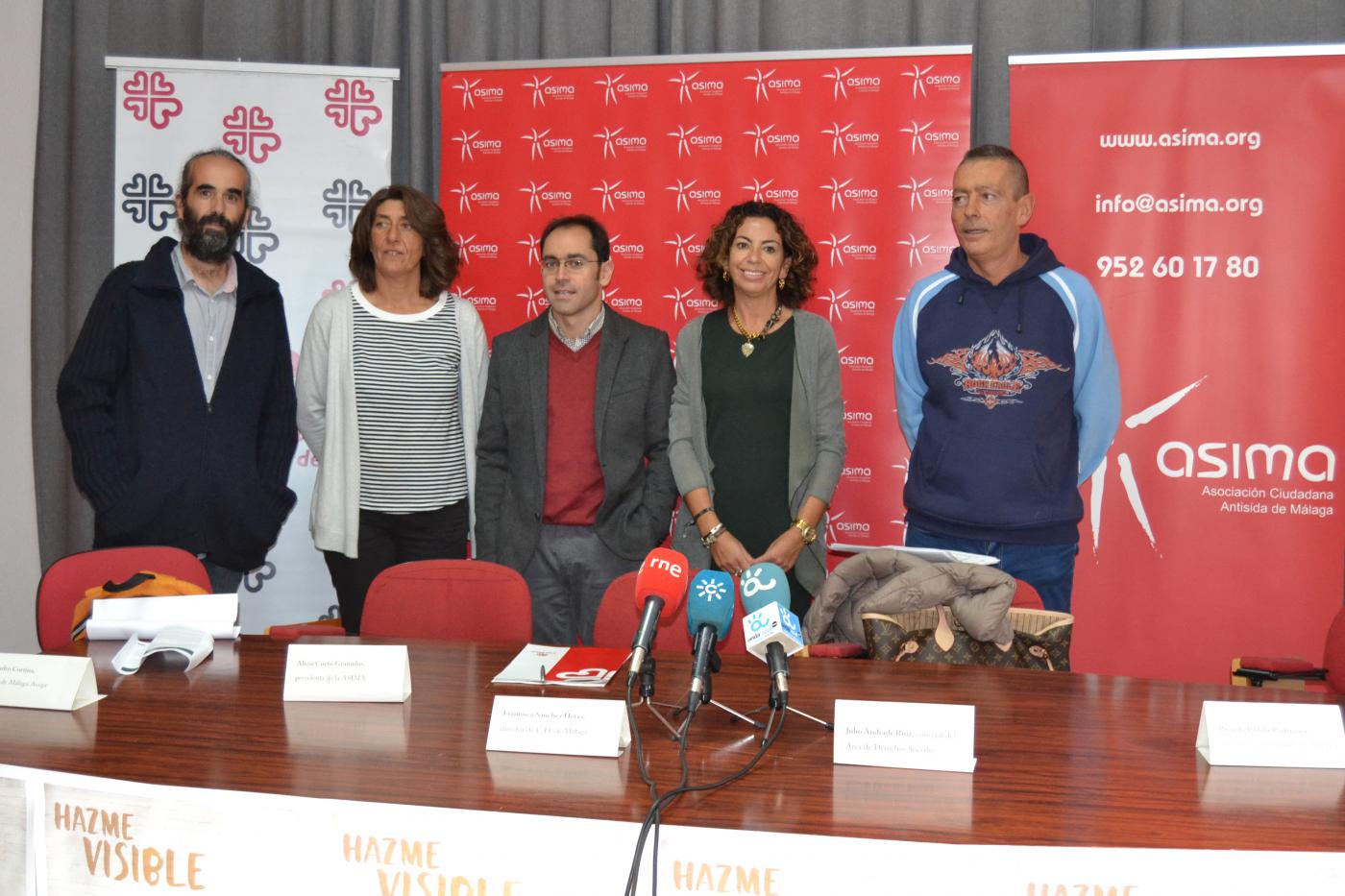 Miembros de ASIMA junto a Francisco Sánchez, director de Cáritas (en el centro), en la rueda de prensa por el Día de las Personas Sin Hogar