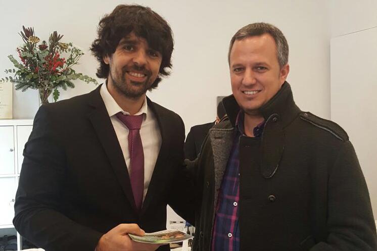 Entrega de felicitación de Navidad en el barrio de San Felipe Neri// M. CALDERÓN