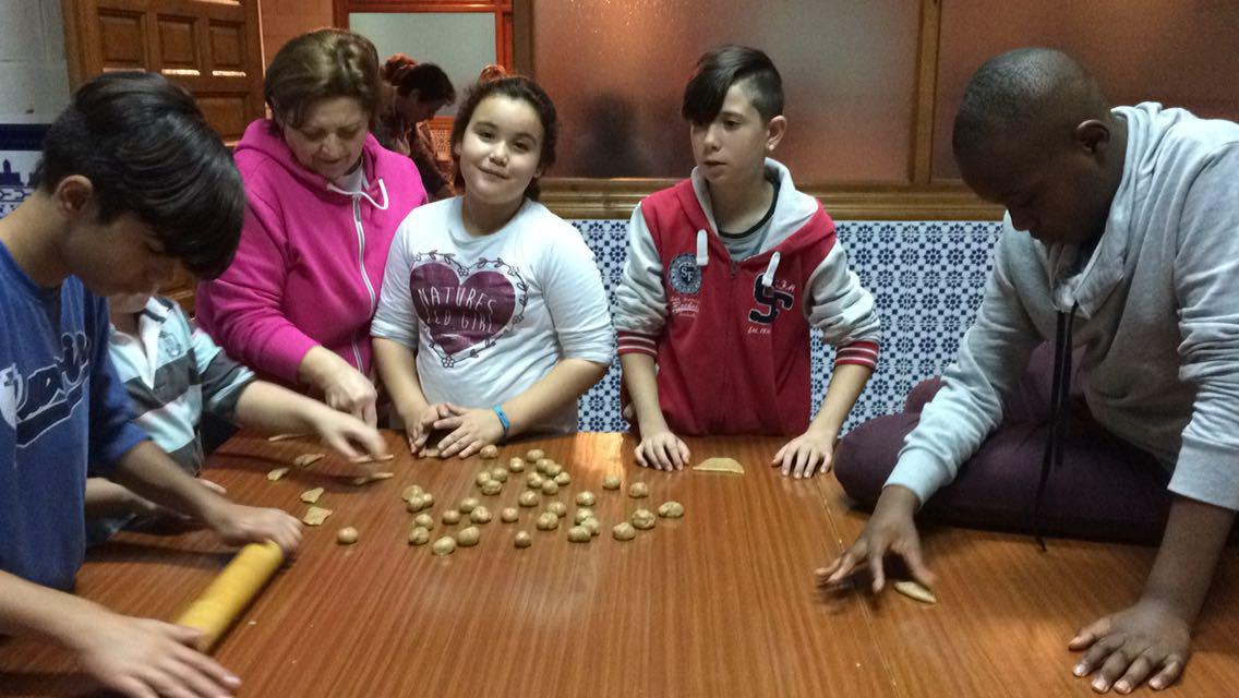 Voluntarios de María Madre de Dios haciendo borrachuelos para Cáritas parroquial