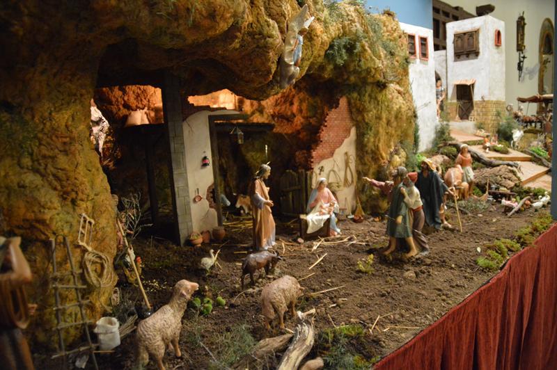 Monda expone en su parroquia un belén artesanal