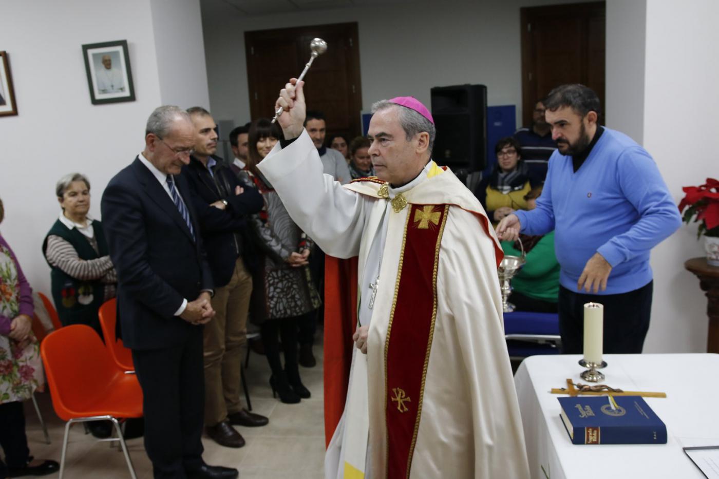 El Obispo de Málaga bendice el centro "Calor y café"