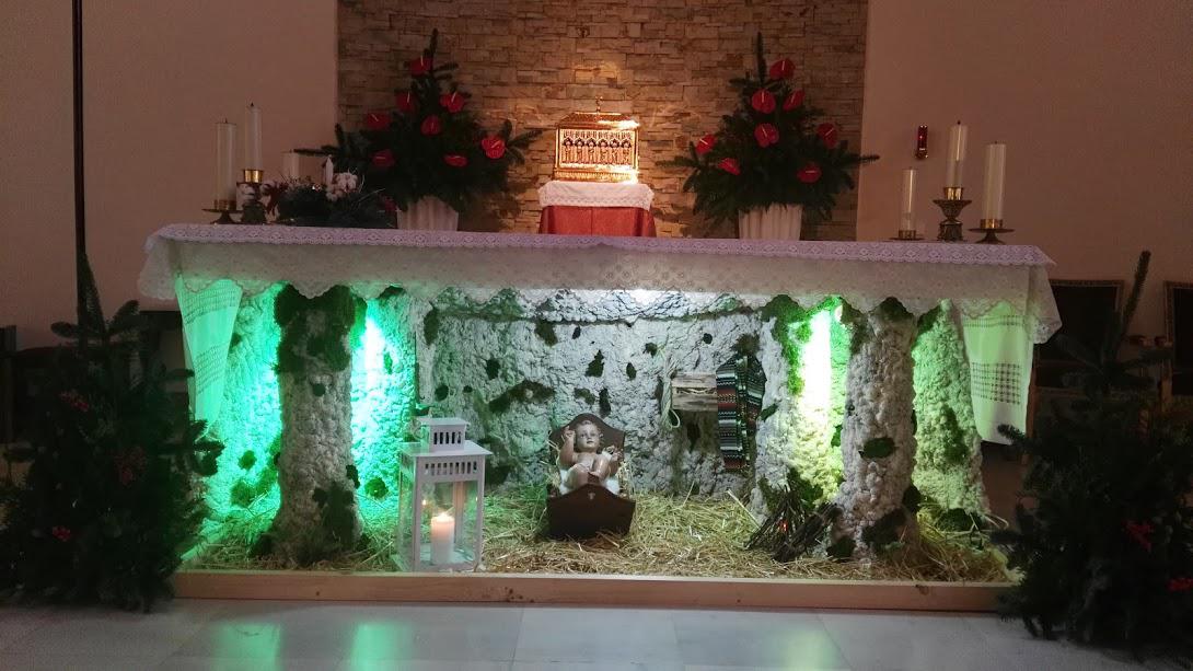 Gruta bajo el altar con el niño-Dios en el pesebre junto a la Luz de Belén de la parroquia San José de Vélez